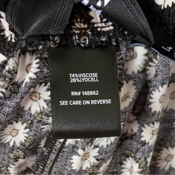 •Torrid• NWT Wide Leg Daisy Ditsy Floral Pants - Size 4X Short - Picture 8 of 12